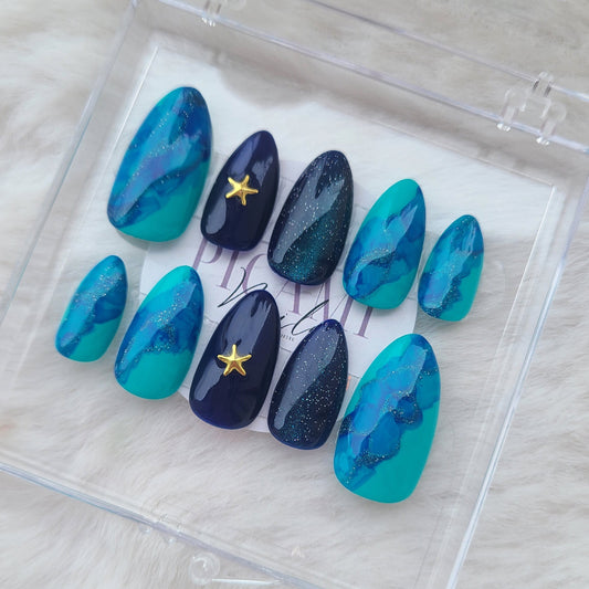 Des tons bleus frais, un effet élégant et pailleté, des strass étoilés pour un look estival irrésistible. Parfait pour des vibes vacances ! 🌊💙