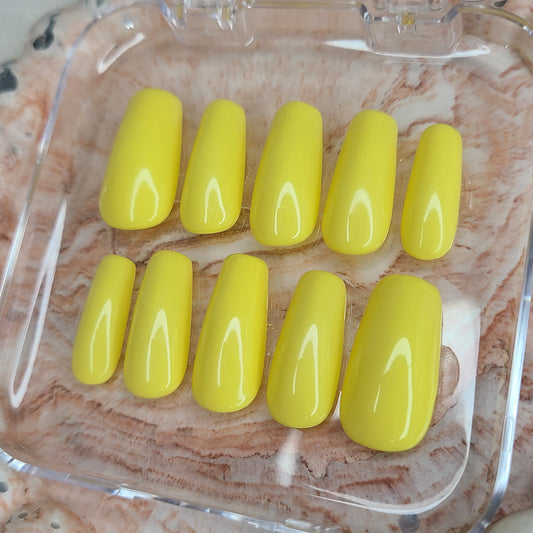 Apportez une touche de soleil à vos ongles avec cette manucure jaune éclatante !